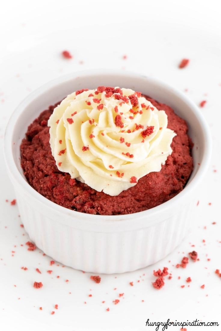 Quick and Easy Keto Red Velvet Mug Cake without Sugar and without Flour Bloc Pic 1