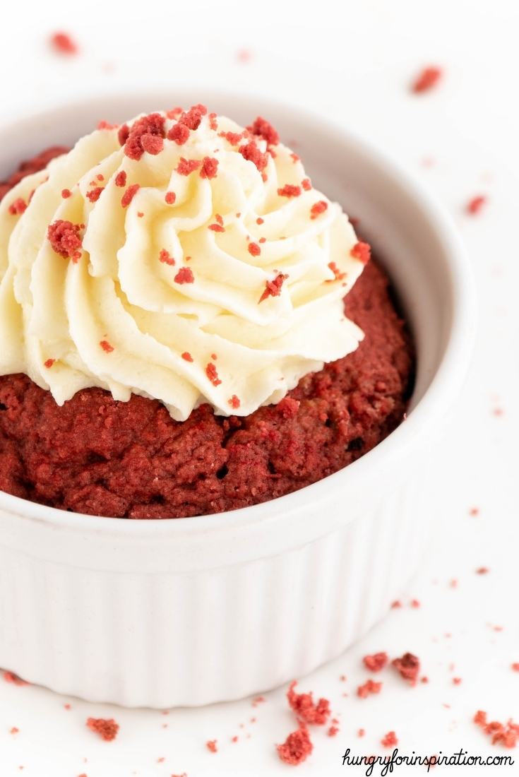 Quick and Easy Keto Red Velvet Mug Cake without Sugar and without Flour Bloc Pic 3